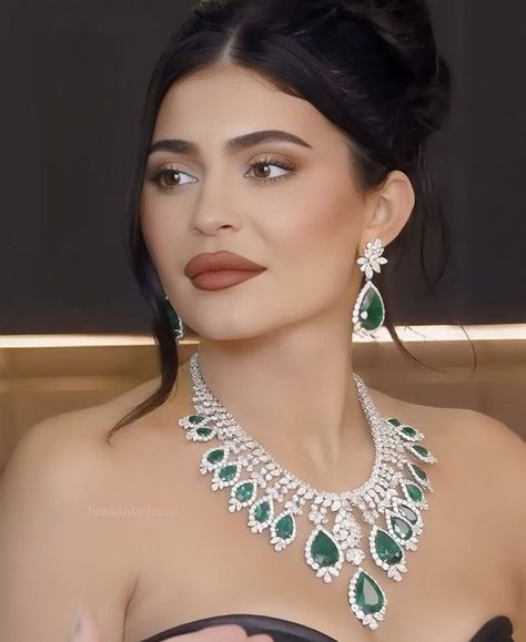 Kylie Jenner Green Necklace, Kylie Jenner Emerald Necklace, Black Dress With Emerald Jewelry, Kylie Jenner Diamond Necklace, Kylie Jenner Jewelry Necklaces, Emerald Necklace Outfit, Kylie Emerald Necklace, Green Dress Jewelry Accessories, Ad Jwellary Design