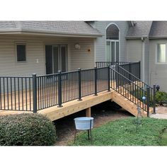 Porch Railing Ideas, Metal Deck Railing, Metal Porch, Deck Railing Ideas, Patio Railing, Deck Remodel, Deck Railing Design, Railings Outdoor, 1001 Pallets