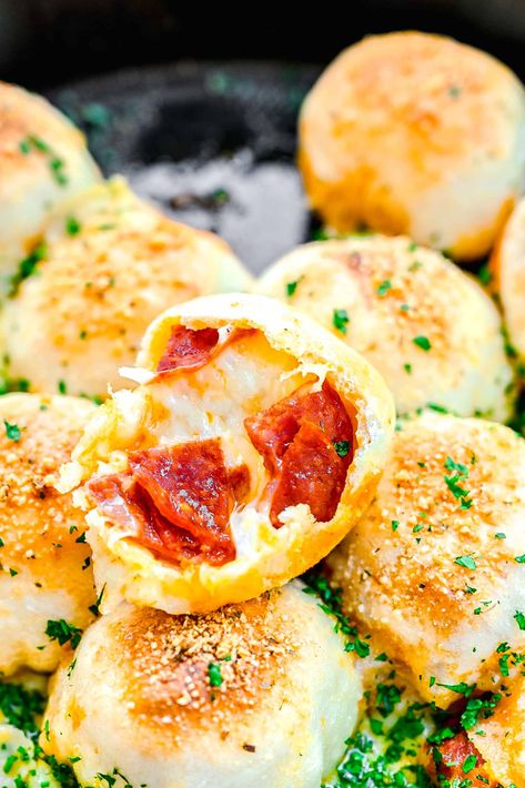 Pizza bites are made of pizza dough wrapped around mozzarella and pepperoni, brushed with olive oil, sprinkled with parmesan, and baked. Pizza Dough Balls Appetizers, Pizza Balls With Pizza Dough, Pizza Dough Bites, Pizza Roll Appetizer, Pepperoni Balls, Homemade Pizza Bites, Appetizers Puff Pastry, Pizza Bites Recipe, Pizza Balls