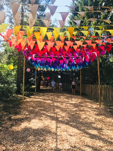 Fence Party Decorating Ideas, School Open Day Decoration Ideas, Photobooth Ideas For College Fest, Fest Decoration Ideas College, Diy Festival Ideas, Home Festival Party Ideas, Festival Ideas Decoration, Park Decoration Ideas, College Fest Decoration Ideas