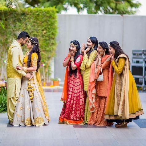 Funny Wedding Poses, शादी की तस्वीरें, Bridesmaid Poses, Bridesmaid Photoshoot, Indian Wedding Poses, Wedding Stills, Indian Wedding Photography Couples, Engagement Photography Poses, Bridal Photography Poses