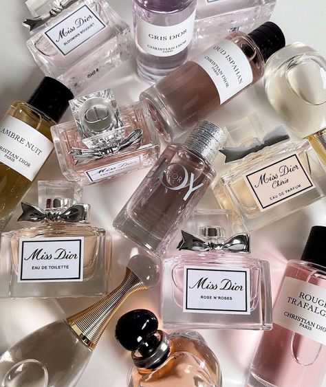 Dior Fragrance Aesthetic, Aesthetic Perfume Pictures, Dior Perfume Collection, Perfume Tray Decor, Luxury Perfume Collection, Parfum Aesthetic, Perfumes Aesthetic, Fragrance Aesthetic, Female Officer