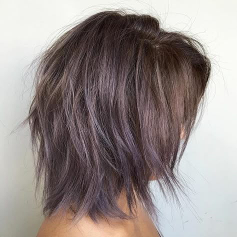 Brown Layered Bob With Purple Balayage Cute Medium Length Haircuts, Cute Medium Haircuts, Balayage Straight, Purple Balayage, Modern Shag Haircut, Choppy Bob Hairstyles, Modern Haircuts, Haircuts For Medium Hair, Shag Haircut