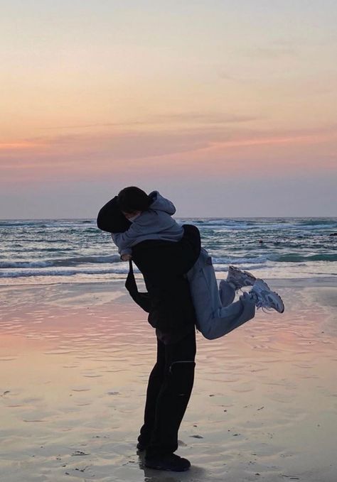 Korean Couple In Beach, Couple Hugging Goals Aesthetic, Japanese Couple, 사진 촬영 포즈, Fotos Goals, Goals Pictures, Ulzzang Couple, Korean Couple, Relationship Goals Pictures