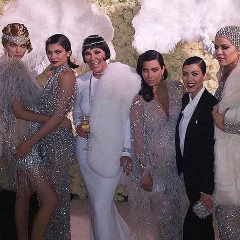 The Kardashians Take It Back to the Roaring '20s For Kris Jenner's 60th Birthday Bash Kris Jenner Birthday, Roaring 20s Party Outfit, Look Gatsby, Gatsby Outfit, Gatsby Party Outfit, Gatsby Birthday Party, Gatsby Party Dress, Gatsby Birthday, Gatsby Look