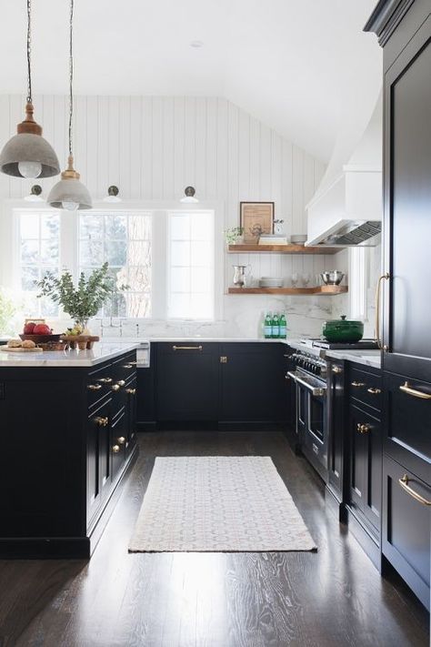 Onyx Benjamin Moore, English Cottage Kitchens, Black Kitchen Cabinets, Inspiring Pictures, New Kitchen Cabinets, Painting Kitchen, 아파트 인테리어, Ios Design, Black Cabinets