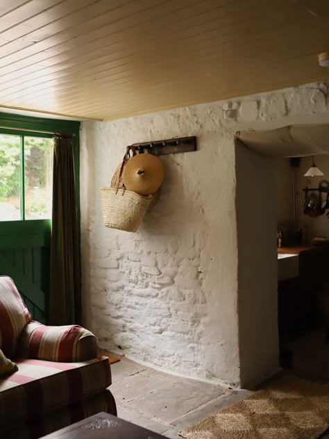 Little Mill Abergavenny: A Dreamy Holiday Rental Cottage in Wales Old Irish Cottage Interiors, Christmas Relaxation, Irish Cottage Interiors, English Country Interiors, Welsh Cottage, Old Market, English Interior, Mill House, Magna Carta