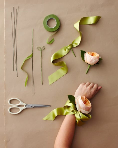 DIY a wrist corsage for the mother of the bride or groom that has a modern twist by using one big, elegant bloom and a ribbon instead of an elastic band. Arm Corsage, Corsage Diy, Mother Of Bride Corsage, Diy Wrist Corsage, Corsage Wristlet, Diy Corsage, Bridesmaid Corsage, Brooch Corsage, Wrist Corsages