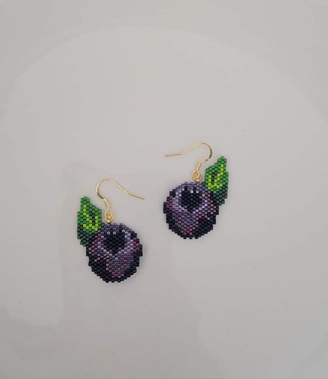 Beaded Earrings Brick Stitch, Seed Bead Designs, Stitch Beads, Painting Stencils, Native Crafts, Earrings To Make, Earrings Patterns, Nativity Crafts, Arts N Crafts