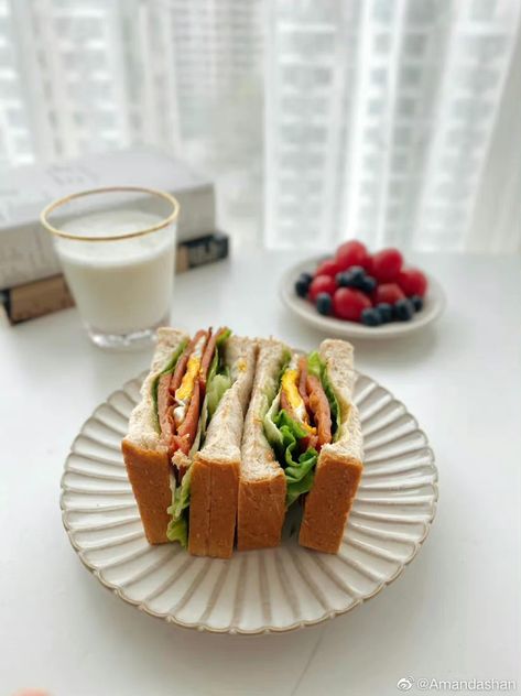 Roti Sandwich, 1 Meal A Day, Sandwich Aesthetic, Athlete Diet, Healthy Eating Smoothies, Cute Meals, Tiffin Ideas, Appetizing Food, Sandwich Packaging