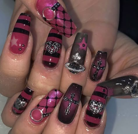 Short Nail Designs 2000s, Scene Nails Short, Scene Nails Emo, Draculaura Nails, Fnaf Nails, Trashy Y2k Nails, Monster High Nails, Scene Nails, Game Nails