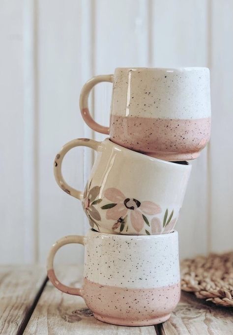 Morning Beverages, Diy Keramik, Mug Aesthetic, Floral Mugs, Ceramic Cafe, Ceramics Mugs, Fun Mugs, Diy Pottery Painting, Practical Kitchen