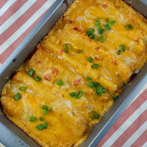 These copycat cheese and onion enchiladas taste just like the ones you get at a Tex-Mex restaurant. They’re easy to make and always a hit. Carlos O Kellys Recipes, Cheese Onion Enchiladas, Cheese And Onion Enchiladas, Enchilada Burrito, Easy Cheese Enchiladas, Arby's Sauce, French Canadian Recipes, Freezer Ideas, Supermarket Sweep