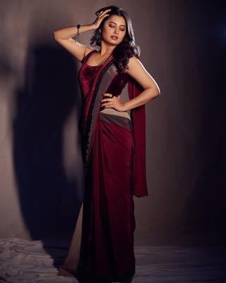 Prajakta Mali, Saree Pins, Saree Model, New Crush, Marathi Actress, Desi Models, Saree Poses, Traditional Saree, Saree Models