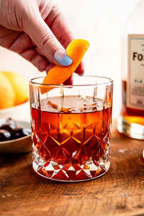 How to make a perfect Old Fashioned - The G & M Kitchen The Best Old Fashioned Cocktail, How To Make An Old Fashioned Cocktail, Old Fashioned Recipes Cocktail, Old Fashion Recipe, Old Fashioned Bar, Old Fashion Drink Recipe, Cinnamon Cocktail, Perfect Old Fashioned, Drinks Alcohol Recipes Easy