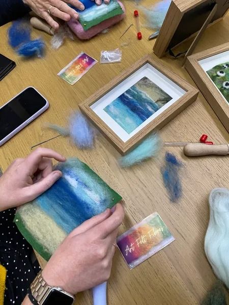 Diy Needle Felting Beginner, Felted Landscapes Tutorial, Needle Felted Pictures Tutorials, Needle Felted Decorations, Needle Felted Pictures Ideas, Needle Felting Art, Needle Felted Pictures, Roving Wool Projects, Needle Felt Pictures