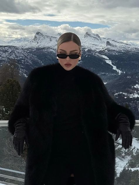 'Mob Wife' style: The only 5 things you need to get the look | HELLO! Mafia Wives, Estilo Kim Kardashian, Fur Coat Outfit, Outfit Elegantes, Black Fur Coat, Wife Style, Snow Outfit, Mob Wife, Mob Wives