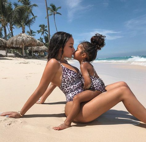 Vacay Pictures, Mommy Daughter Photography, Mommy Daughter Photoshoot, Mommy Daughter Pictures, Mommy Daughter Photos, Mom Daughter Outfits, Mommy And Baby Pictures, Mommy Daughter Outfits, Cute Mixed Babies