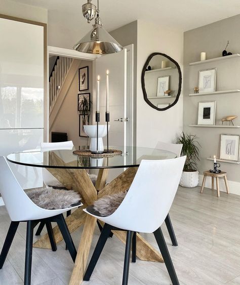 If you have a dining room decoration with limited space, then you can use a dining table with a round shaped design. Use a transparent glass dining table material to give the illusion of a room that looks wider and more open. White chairs are a blend that will never fail and can be applied by circling this part of the dining table. Glass Material Round Dining Table from @home_with_candy_sky Small Kitchen Table Ideas, Table Chairs Design, Round Glass Kitchen Table, Small Glass Dining Table, Glass Dining Table Decor, Glass Dinning Table, Round Dining Table Decor, Circle Dining Table, Dining Table Ideas