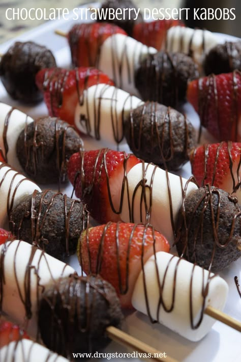 Chocolate Strawberry Dessert Kabobs is the perfect sweet treat for a backyard barbecue. They're easily made with Dunkin' Munchkins. Summer Easy Desserts, Chocolate Strawberry Dessert, Chocolate Strawberry Desserts, Best Moist Chocolate Cake, Dessert Skewers, Dessert Kabobs, Grilled Skewers, Strawberry Shortcake Dessert, Gluten Free Marshmallows