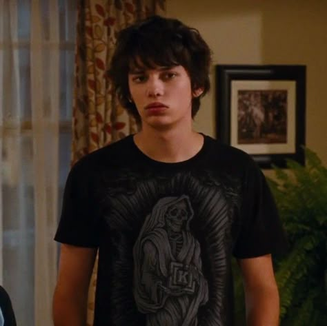 Roderick Heffley, Devon Bostick Rodrick, Rodrick Rules, Hot Emo Guy, Rodrick Heffley, Devon Bostick, Finn Stranger Things, Diary Of A Wimpy, Diary Of A Wimpy Kid