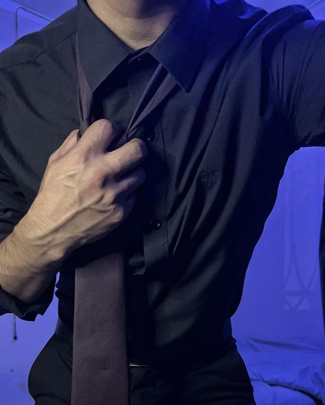 Man With Rolled Up Sleeves, Vein Hands Aesthetic, Long Veiny Hands, Tattoo Hands Men, Hands Veins Men, Vain Arms Men, Vieny Hand Man, Viens Hand, Man Hands Reference