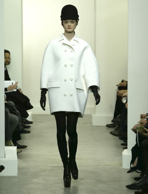 Nicolas Ghesquiere, Egg-shaped white coat, 2006/2007 Balenciaga Coat, Computer Applications, Wool Tights, Cristóbal Balenciaga, Statement Coat, Nicolas Ghesquiere, Fashion Victim, White Coat, Amazing Outfits