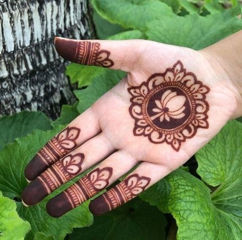 Simple Flower Mehandi Design, Minimal Design Mehendi, Easy Mehendi Back Hand, Lotus Flower Mehendi Designs, Simple Diwali Mehndi Designs, Minimal Mahendiii Design, Mehendi Designs Minimalistic, Mehendi Flower Designs Simple, Simple Minimalist Mehendi Design