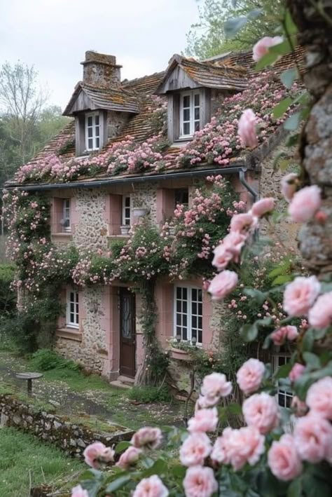 Location not identified.  Photo:  Anna Chiaro Pinto Cottage Aesthetic, Pretty Houses, Dream Life House, Dream Cottage, Fantasy House, Dream House Rooms, Cute House, Dream Room Inspiration, Dream House Interior