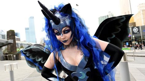 Miss Twisted as Nightmare Moon. Cartoon Costume Ideas, Princess Luna Cosplay, Cosplay Photoshoot Ideas, Cosplay Inspired Outfits, Luna Cosplay, Moon Birthday Party, Mlp Poses, Pony Costume, Mlp Cosplay