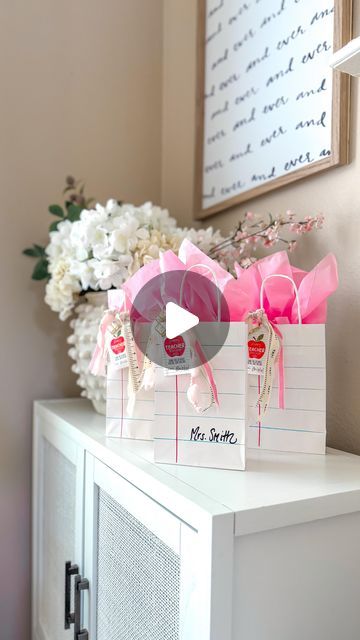 Educators Day Gift Ideas, Teacher Gift Bags Ideas, Teacher Last Day Of School Gift, Teacher Gift Ideas Diy, Teacher Thank You Gifts, Gifts For Teachers Day, Thank You Gifts For Teachers, Teacher Appreciation Treats, Mini Gift Baskets For Teachers