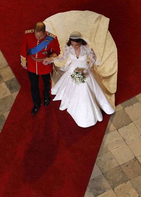 Pin for Later: Celebrate Will and Kate's Anniversary With All the Royal Wedding Pictures William And Kate Wedding, Royal Wedding 2011, William Kate Wedding, Kate Middleton Wedding Dress, Düşes Kate, Herzogin Von Cambridge, Middleton Wedding, William E Kate, Kate Middleton Wedding