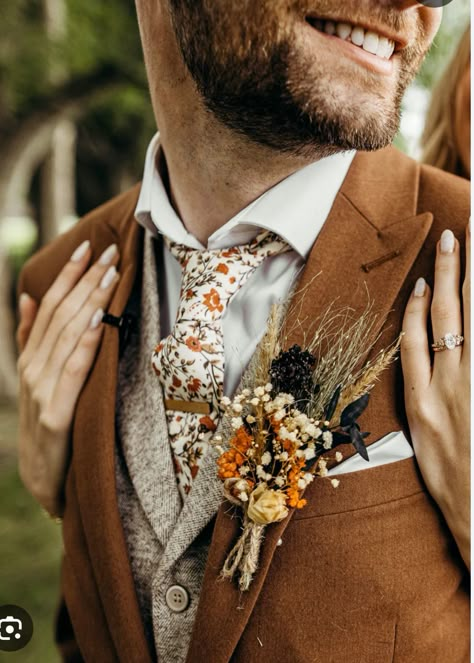 Men Wedding Outfit Brown, Brown Suit Burnt Orange Tie, Rusty Suit Men, October Wedding Suits Men, Shades Of Brown Groomsmen Suits, Boho Tuxedo Wedding, Copper Tuxedo Wedding, Fall Color Groomsmen Attire, Boho Wedding Men’s Attire