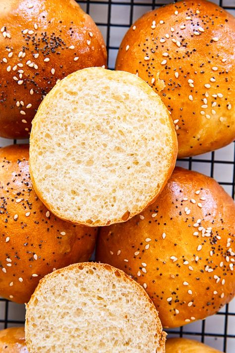 These homemade hamburger buns with a soft and fluffy brioche like interior will take your burger game up a notch! Easy Hot Cross Buns Recipe, Hot Cross Buns Recipe Easy, Homemade Burger Buns, Burger Bread, Hamburger Bun Recipe, Homemade Hamburger Buns, Cross Buns Recipe, Sticky Buns Recipes, Homemade Burger