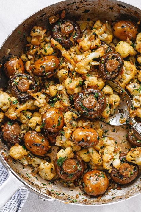 Garlic Butter Mushrooms Cauliflower Skillet – This mushroom and cauliflower recipe is super nourishing and easy to whip up. CLICK HERE to Get the Recipe Mushroom And Cauliflower, Cauliflower Skillet, Butter Mushrooms, Garlic Butter Mushrooms, Mushroom Recipes Healthy, Plats Healthy, Cauliflower Recipe, One Pot Dinners, Garlic Mushrooms