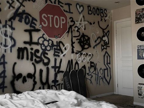 Y2k Grunge Painting Ideas, Graffiti On Wall Aesthetic, Grafitti Wall Bedroom Aesthetic, Graffiti Door Ideas, Graffiti Bedroom Ideas Grunge, Graffiti Wall Room Aesthetic, Grafitti In Bedroom, Room With Graffiti, Graffiti Bedroom Wall Aesthetic