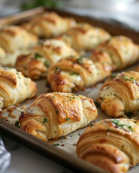 Whenever I serve these, the entire tray vanishes so fast! Always have to double! Chicken Crescent Rolls, Chicken Crescent, Crescent Recipes, Diner Recept, Crescent Roll Recipes, Grilled Cheese Recipes, Best Appetizer Recipes, Crescent Roll Dough, Roll Recipes