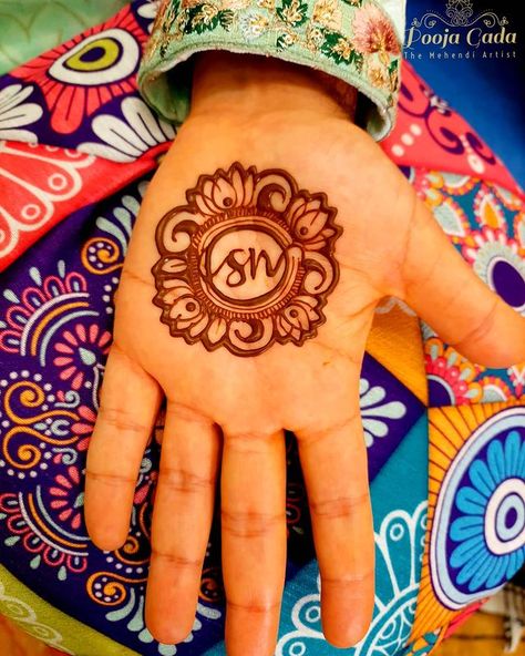 Easy Mehndi For Groom For First Karva Chauth - ShaadiWish Initial Mehendi Designs, Mehendi With Initials, Initial Mehndi Designs, Grooms Mehendi Designs, Mehndi For Groom, Boys Mehndi Design, Karwa Chauth Mehndi, Tatto Boys, Simple Mehendi Designs