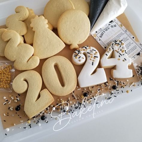 New Year Cookies Decorated, New Year’s Eve Cookies, New Years Sugar Cookies, New Years Cookies Decorated, New Years Eve Diy, New Years Eve Cookies, New Years Eve Theme, Grad Cookies, Sugar Cookie Kit