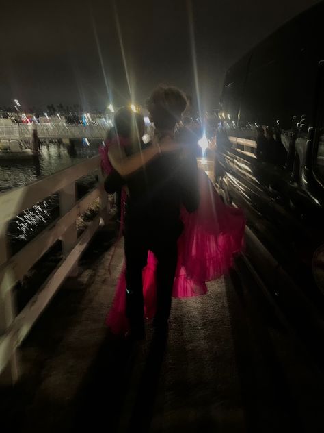 Carry Girlfriend In Arms, Boyfriend Carrying Girlfriend In Arms, Prom Date Aesthetic, Prom With Boyfriend, Fake Dating Aesthetic, Prom Dates Couples, Prom Date Poses, Prom Night Aesthetic, Prom Photos Aesthetic