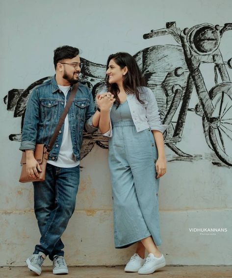 Casual Dress Couple Photoshoot, Wall Couple Poses, Couple Shoot Casual, Prewedding Outfit Ideas Beach, Casual Outfits For Pre Wedding Shoot, Couple Poses In Jeans, Pre Wedding Photoshoot Outfit Ideas, Couple Pose Casual, Gown Photoshoot Poses Couple