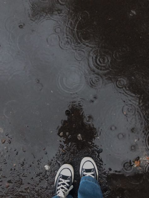 Perfect raindrops in a small pond and converse? Weather Photography, Aesthetic Rain, Rainy Wallpaper, Small Pond, Rainy Day Aesthetic, Rain Painting, Beautiful Wallpapers For Iphone, Foggy Forest, Walking In The Rain