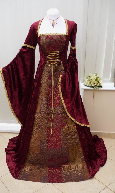 Red and gold dress Middle Ages Dress, Gaun Abad Pertengahan, Medieval Gown, Old Fashion Dresses, Medieval Costume, Medieval Clothing, Medieval Dress, Medieval Fashion, Fantasy Dress