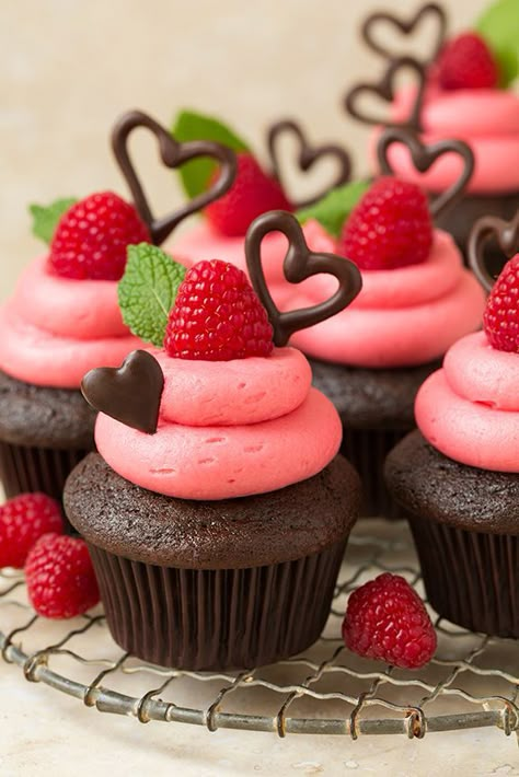 Nothing says Valentines Day quite like one of these Dark Chocolate Cupcakes with Raspberry Buttercream Frosting - and of course the chocolate hearts are a Chocolate Raspberry Cupcakes, Fruit Cupcakes, Raspberry Cupcakes, Chocolate Raspberry Cake, Raspberry Chocolate, Raspberry Cake, Sous Chef, Cream Frosting, Sweetest Thing