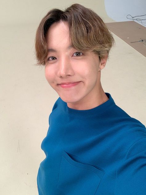 BTS WEVERSE UPDATE on Twitter: "🥺💜 #JHope #Hobi @BTS_twt… " Jhope Selfie, Bts Selfie, J Hope Selca, Bts Selca, Bts Official Light Stick, Hope Bts, Wrong Number, Jhope Bts, Bts Namjoon