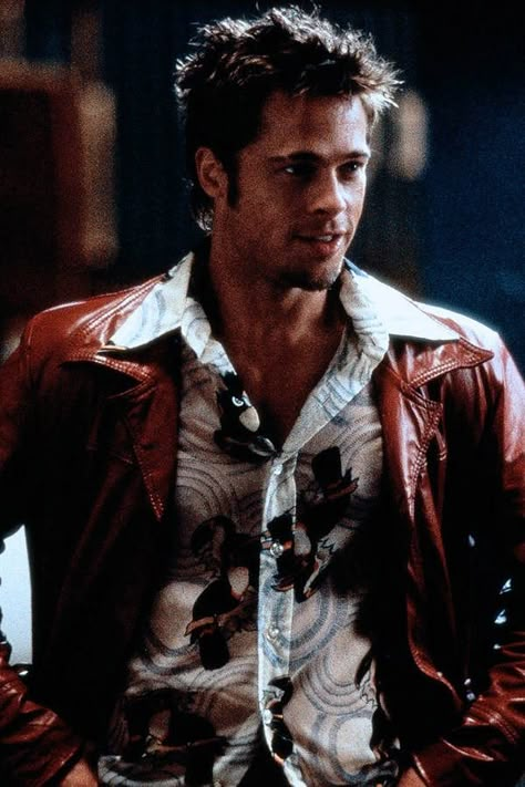 Tyler Durden had three distinctive looks in Fight Club:  thrift store grunge, morning time schulb, and whatever sorta fits works.  His classic 70s era red leather jacket with yoke detail, and floral shirts were his beginning look (and also my fav look).  He had his dingy bathrobe for his early mornings.  And then finally his array of tight fitting shirts that may or may not coordinate and have runs/holes in the them. Costume designer  Michael Kaplan did an amazing job with the wardrobe. Joe Black, Chuck Palahniuk, Tyler Durden, David Fincher, 90's Fashion, Gwyneth Paltrow, Film Serie, Leonardo Dicaprio, Angelina Jolie