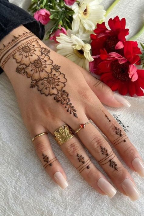 Henna Ideas Hand, Henna Designs For Weddings, Henna Main, Flower Henna Designs, Simple Henna Designs Hand, Elegant Henna, Indian Henna Designs, Henna Designs Back, Simple Henna Designs