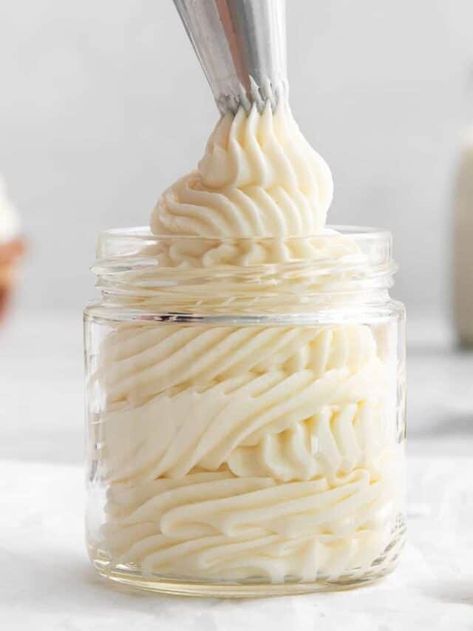 Cream Cheese Buttercream Frosting - Cheese Knees Desserts With Alcohol, Bourbon Whipped Cream, Xmas Party Ideas, Cream Cheese Buttercream Frosting, Cream Cheese Sugar Cookies, Desserts Holiday, Frosting Recipes Easy, Peppermint Cream, Bavarian Cream