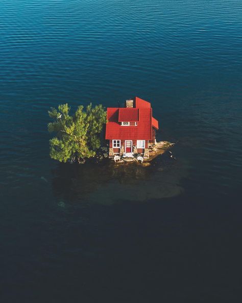 36 Most Extreme and Isolated Homes in the World - Wow Gallery Thousand Island, Thousand Islands, Island House, Red House, Island Home, Private Island, Small Island, A House, In The Middle