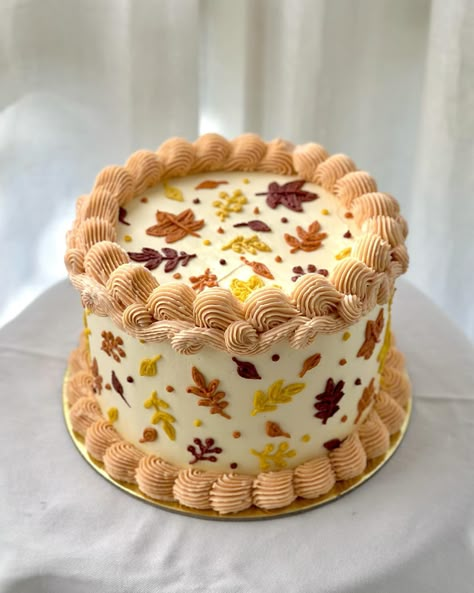 A little fall print cake 🍂 THE most delicious pumpkin cake with cream cheese mousse and crumbled maple cinnamon candied pecans 🤌 • • • #cake #cakes #pumpkincake #pumpkinspice #pumpkinspicecake #pumpkinlayercake #cutecake #prettycake #fallcake #autumncake #thanksgivingcake #riyadhcakes #riyadhcakeshop #cakedesign #cakedecorating #buttercreamcake #doodlecake Fall Cakes Designs, Simple Thanksgiving Cake Ideas, Cake Decorating Thanksgiving, Thanksgiving Birthday Cake Ideas, Autumn Cakes Decorating, Rustic Fall Cake, Pumpkin Cake Decoration, Thanksgiving Themed Cake, Thanksgiving Cake Decorations